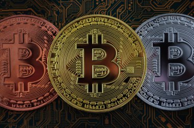 biraz bozuk para kavramı, altın sikke, sikke işlemci ve Kristallerden mikroçipler, elektronik para, e-ticaret, internet finans ile bilgisayar devre kartı