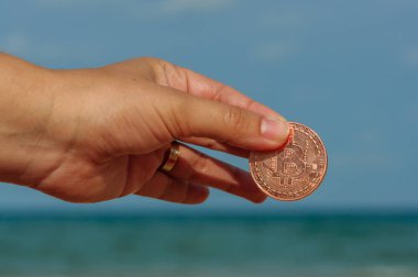 Genç kadının fiziksel bit sikke beach, bit sikke kavramı, e-ticaret ile el