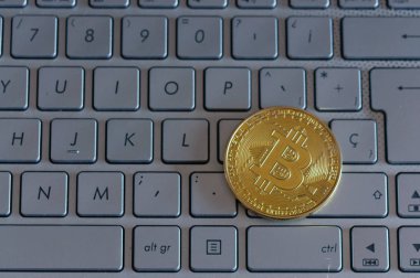 sanal para birimi bilgisayar klavye sikke altın sikke ısırdı ve qr kodu, bit sikke kavramı, e-ticaret ile şifrelenmiş para basılmış