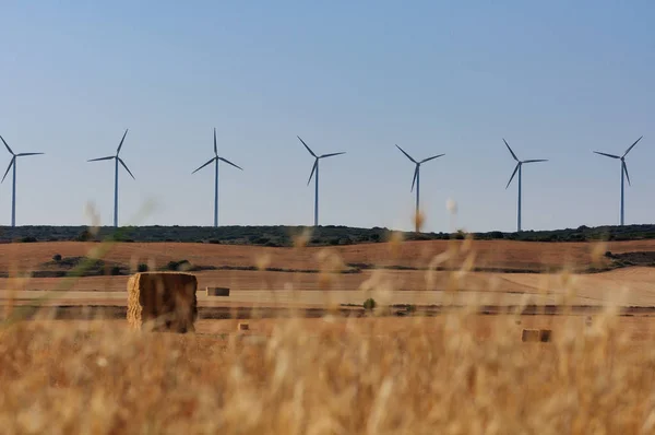 Dziedzinie Hodowli Wsi Słoma Bele Turbin Wiatrowych Agriculture Krajobraz Tło — Zdjęcie stockowe