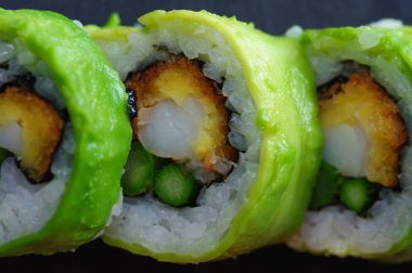 Suşi kırmızı ton balığı, somon, avokado ve tereyağı balık kayrak çanak üzerinde rulo. Japon yemekleri. lezzetli yemek renkli