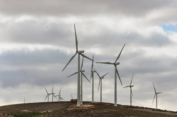 Turbiny Wiatrowe Pole Przeciw Błękitne Niebo Pochmurne Generatorów Elektrycznych Wsi — Zdjęcie stockowe
