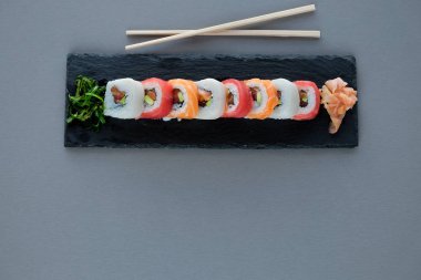 tabak çanak, Philadelphia rulo suşi somon, karides, avokado, krem peynir ile üzerinde suşi rulo. Sushi Menüsü. Japon yemekleri