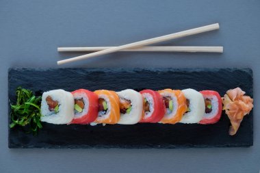 tabak çanak, Philadelphia rulo suşi somon, karides, avokado, krem peynir ile üzerinde suşi rulo. Sushi Menüsü. Japon yemekleri