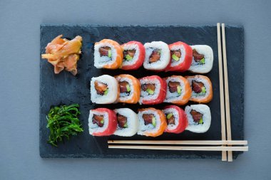 tabak çanak, Philadelphia rulo suşi somon, karides, avokado, krem peynir ile üzerinde suşi rulo. Sushi Menüsü. Japon yemekleri