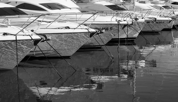 teknelerin denizde yansıtan siyah ve beyaz fotoğraf