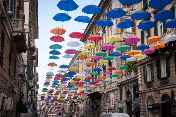 Genoa/İtalya - 5th Haziran 2018: Via zarif Roma şehir görünümünü Merkezi, renkli şemsiyeler sokak dekorasyon (olay: Euroflora 2018)