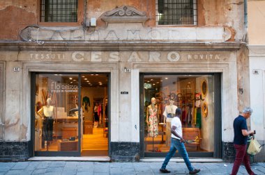 Genoa/İtalya/Haziran 5th 2018: insanlar, eski şehirde alışveriş hala görünür eski ile modern bir dükkan önünde sahne oturum üzerinde 