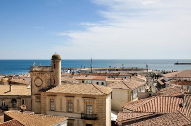 Saintes-Maries-de-La-Mer/Fransa-24 Haziran 2018: Saintes-Maries-de-La-Mer kilisesinin tepesinde şehrin havadan görünümü