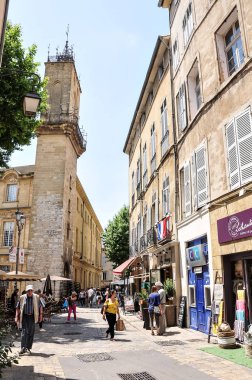 Aix-en-Provence/Fransa-23 Haziran 2018: şehir merkezindeki insanlar/turistler Belediye Binası ve saat kulesi meydanında