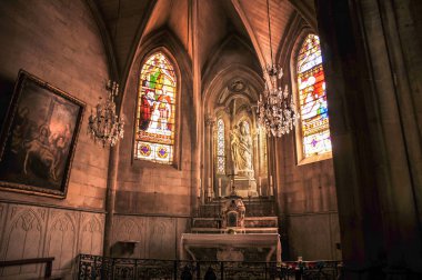 Arles/Fransa-June24th 2018: Fransa 'da St. Trosim 'ın Arles Kilisesi 'nin iç mekanı: altar, Bakire ve çocuk