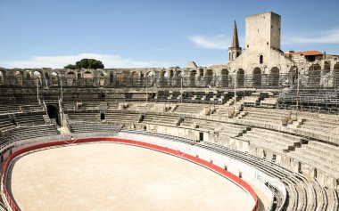 Arles/Fransa: 24 Haziran 2018: Güney Fransa 'da Arles Roma Amfitiyatrosu panoramik görünümü