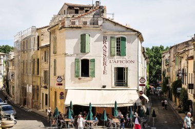 Arles, Fransa-Haziran 24 2018: bir brasserie ve insanlar Arles Roma Amfitiyatrosu fron tarafından geçen öğle yemeği olan insanlar