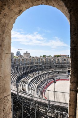Arles, Fransa-Haziran 24th 2018: Arles Roman amphitheater kemerli pencerelerinden birinden görünümünü