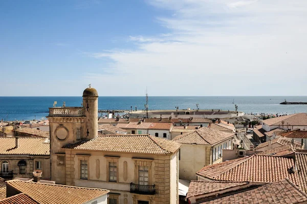 Saintes-Maries-de-La-Mer/Fransa-24 Haziran 2018: Saintes-Maries-de-La-Mer kilisesinin tepesinde şehrin havadan görünümü