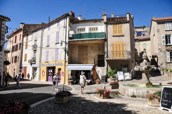 Valensole/Fransa: 25 Haziran 2018: Lavanta ürün ve its18th yüzyıl çeşme satış tipik mağazaları ile köyün merkezi