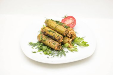 Beyaz arka plan üzerinde izole pilav ile doldurulmuş pişmiş kabak closeup, Mısır ve Yunan gıda