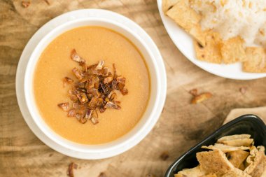 Vegan gıda, beyaz kase mercimek çorbası, ahşap arka plan üzerinde üstten görünüm