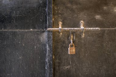 Eski bir Metal siyah kapı kilidi