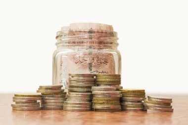 Sikke ve banknot beyaz arka plan üzerinde izole kavanoza, Mısır pound,