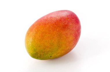 Beyaz arkaplanda yalıtılmış mango meyvesi. 