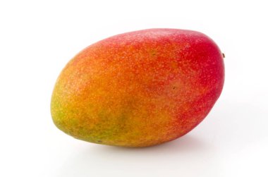 Beyaz arkaplanda yalıtılmış mango meyvesi. 