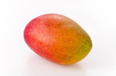 Beyaz arkaplanda yalıtılmış mango meyvesi. 