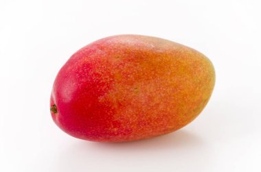 Beyaz arkaplanda yalıtılmış mango meyvesi. 