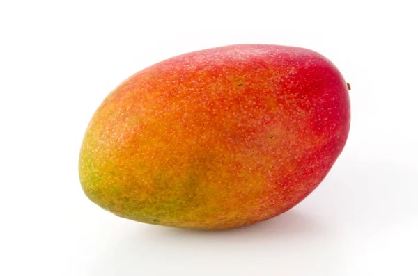 Beyaz arkaplanda yalıtılmış mango meyvesi. 