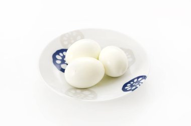 bir tabağa haşlanmış yumurta