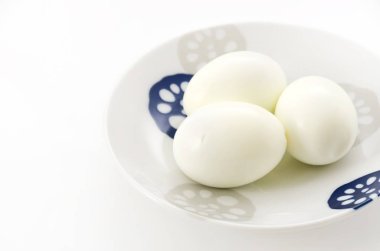 bir tabağa haşlanmış yumurta