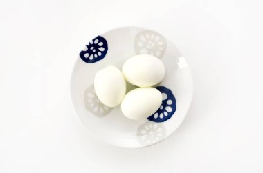 bir tabağa haşlanmış yumurta