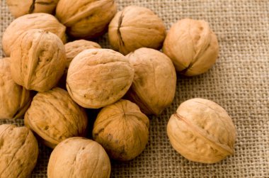 Çuval bezi arka plan üzerinde ceviz.