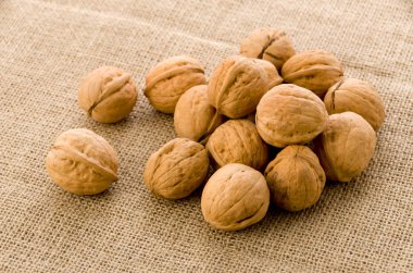 Çuval bezi arka plan üzerinde ceviz.