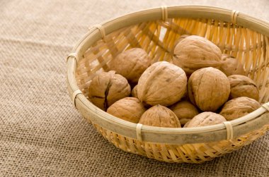 Burlap arka planda bambu Elek Ceviz