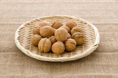 Burlap arka planda bambu Elek Ceviz