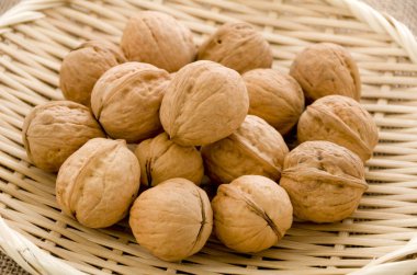 Burlap arka planda bambu Elek Ceviz