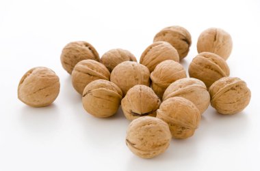 beyaz arkaplanda cevizler