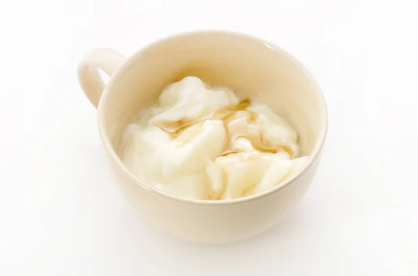 白い背景の上のスープのカップでオリゴ糖とヨーグルト — ストック写真