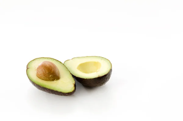 Metà Avocado Biologico Maturo Con Semi Fondo Bianco — Foto Stock