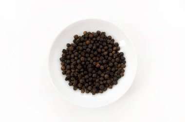 Beyaz arkaplanda siyah biber