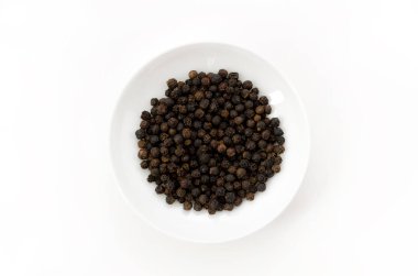 Beyaz arkaplanda siyah biber