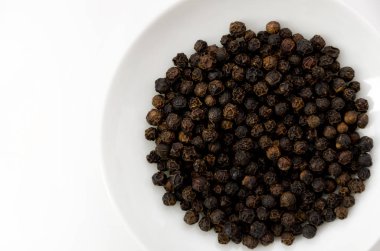 Beyaz arkaplanda siyah biber