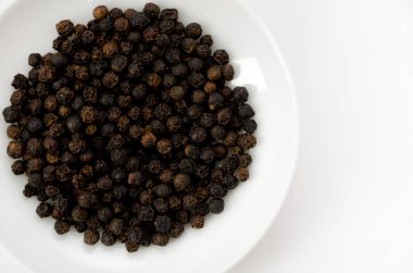 Beyaz arkaplanda siyah biber