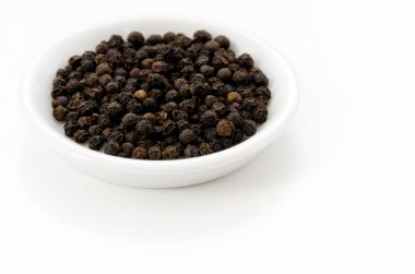 Beyaz arkaplanda siyah biber