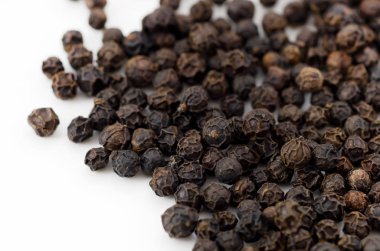 Beyaz arkaplanda Kara Biber