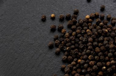 Siyah taş tabakta siyah biber