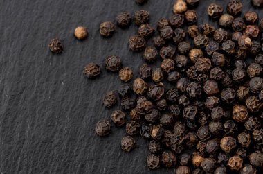 Siyah taş tabakta siyah biber