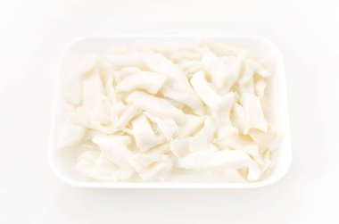 Beyaz arkaplanda köpük tablasında kaynamış mürekkep balığı