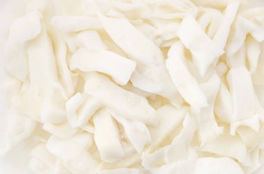 Beyaz arkaplanda köpük tablasında kaynamış mürekkep balığı